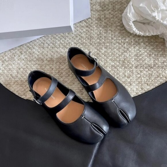 Margiela Tabi Shoes – Black Split-Toe Style - Picture 3 of 5